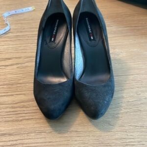 Banana Republic size 7.5 black suede pump